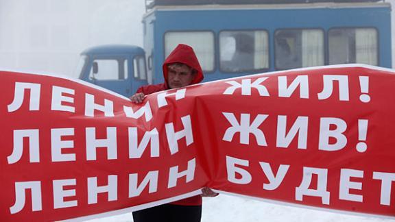 Коммунисты провели митинг возле памятника Ленину в Ставрополе