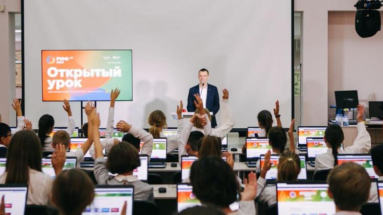 В 50-й школе Ставрополя провели первый урок цифровой грамотности