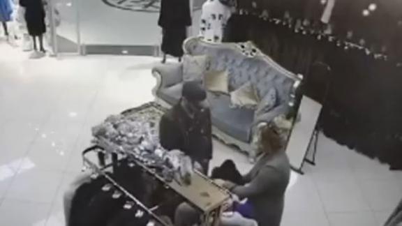 Соцсети: в Пятигорске парочка с пакетом украла шубу из торгового центра