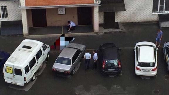 В Ставрополе с 8-го этажа жилого дома упал 31-летний мужчина и разбился насмерть