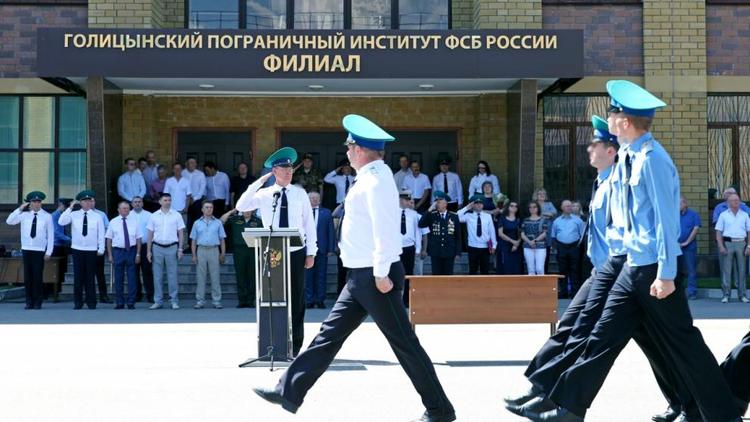 В Ставрополе депутаты поздравили будущих пограничников с годовщиной вуза