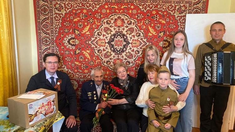 Ветерана ВОВ Анатолия Рогачева поздравили в Кисловодске