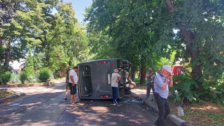 В Ессентуках 9 человек пострадали в ДТП с участием маршрутного такси