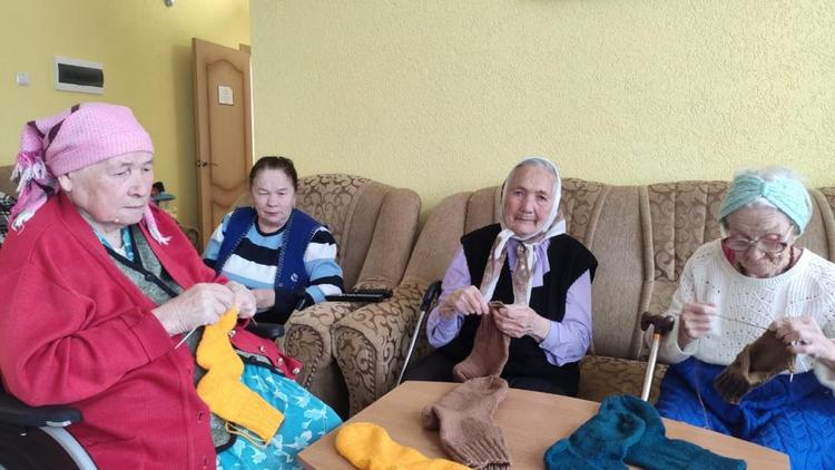 Более 500 пар носков для бойцов СВО связали пенсионеры Предгорного округа