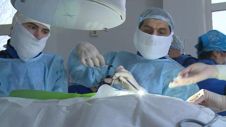Ставропольские травматологи провели сложную операцию 91-летней пациентке из Мариуполя
