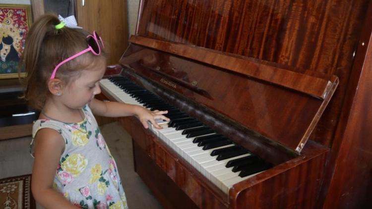 В Невинномысске девочке из многодетной семьи подарили пианино