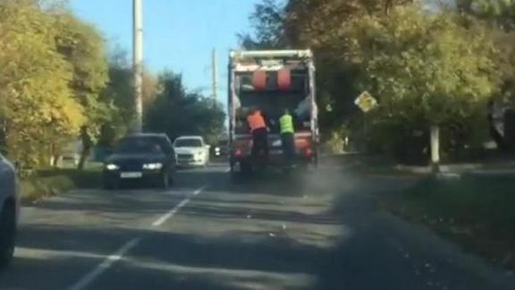 В Пятигорске водитель мусоровоза перевозил коллег в багажнике