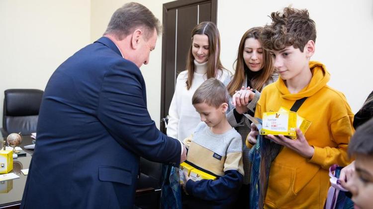 Глава Ставрополя вручил подарки детям с сахарным диабетом 