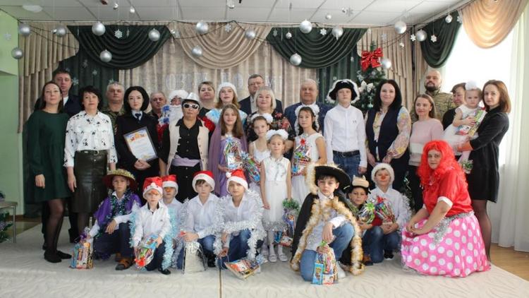 Ставропольские активисты поздравляют детей и пожилых с Новым годом
