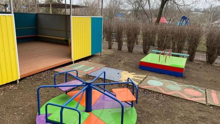 Новые качели и песочницы появились на площадках в детских садах Арзгирского округа