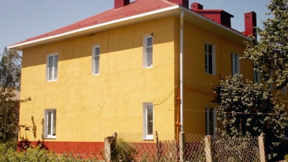 Ремонт двухэтажных домов идет в поселке Красочный