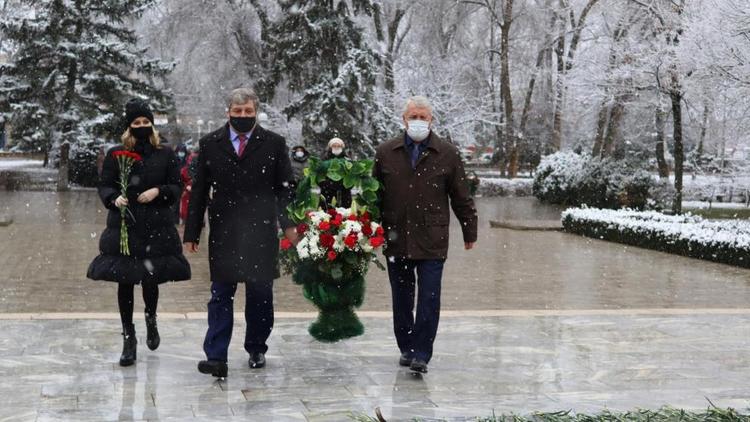 В Зеленокумске возложили цветы в память о погибших во время освобождения города
