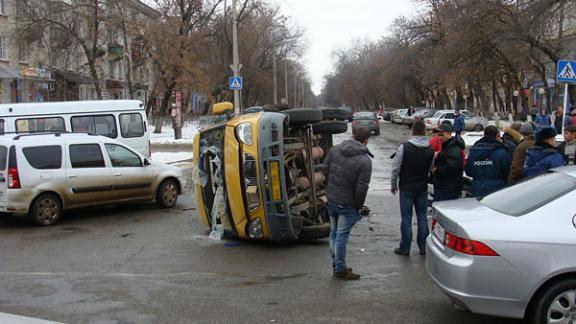 В Невинномысске произошло ДТП с участием маршрутного такси