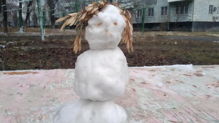 В Невинномысске соскучившиеся по снегу дети лепят мини-снеговиков