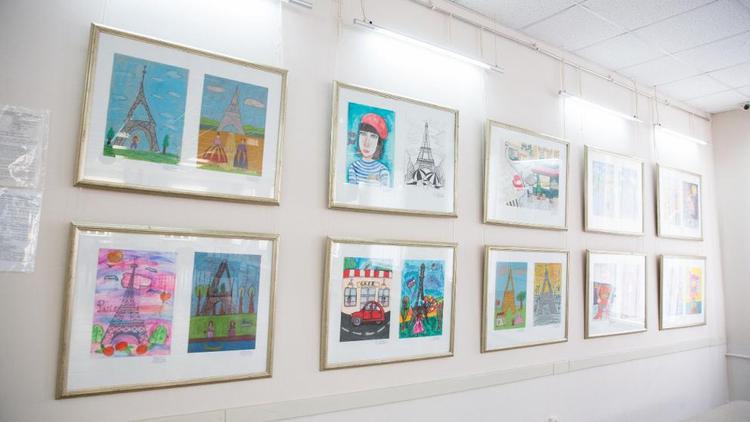 Более 100 картин о Франции попало на выставку юных художников в Ставрополе