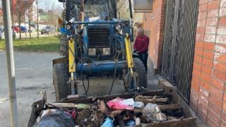 В Ставрополе убирают огромную свалку со двора частного дома