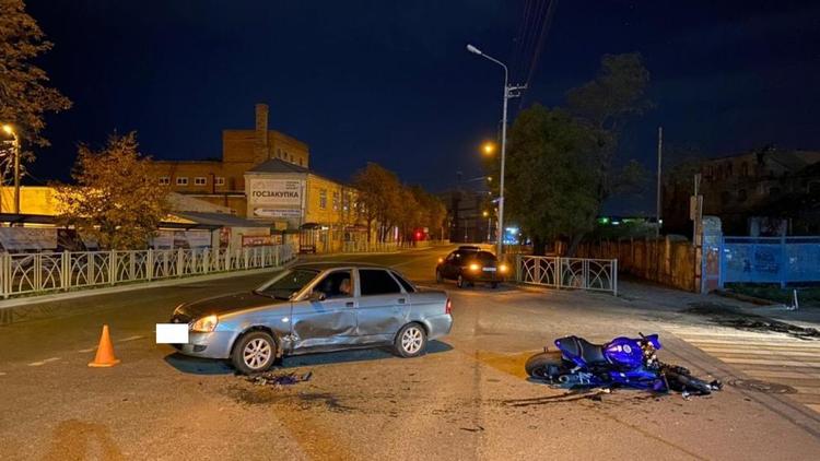 Мотоциклист и его пассажирка пострадали в аварии в Ставрополе
