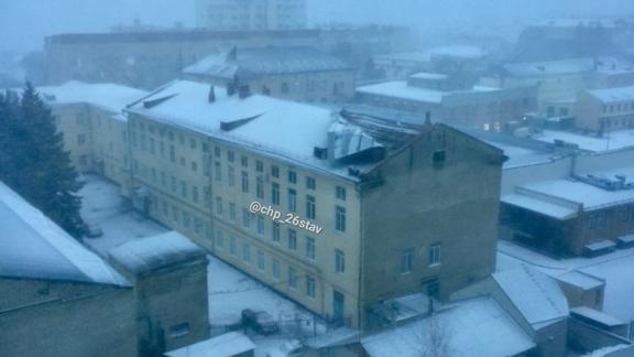 Ветер в Ставрополе сорвал крышу кооперативного техникума