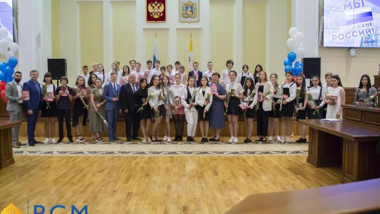 В канун Дня России 600 юных ставропольцев получили паспорта