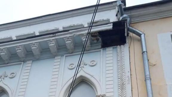 На старинном здании в Ставрополе обвалилась лепнина