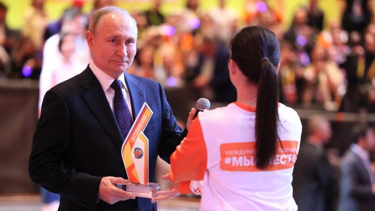 Владимир Путин вручил руководителю народной дружины ДНР статуэтку «Волонтёр года»