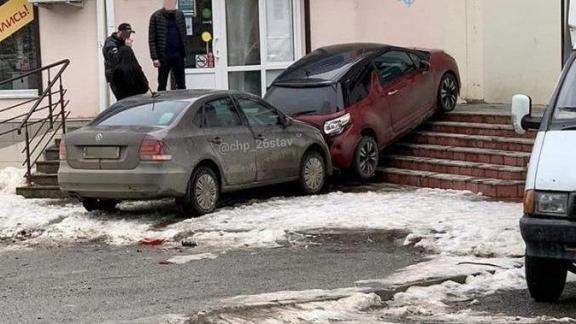 В Ставрополе иномарка «припарковалась» на ступеньках