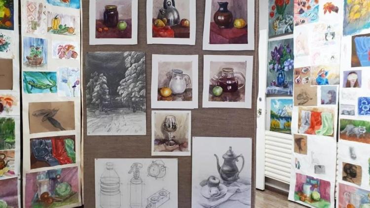 Выставку в честь педагога и мамы открыла художница в Кировском округе