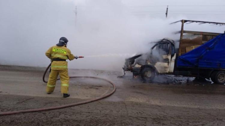 Загоревшийся грузовик потушили на ставропольской трассе
