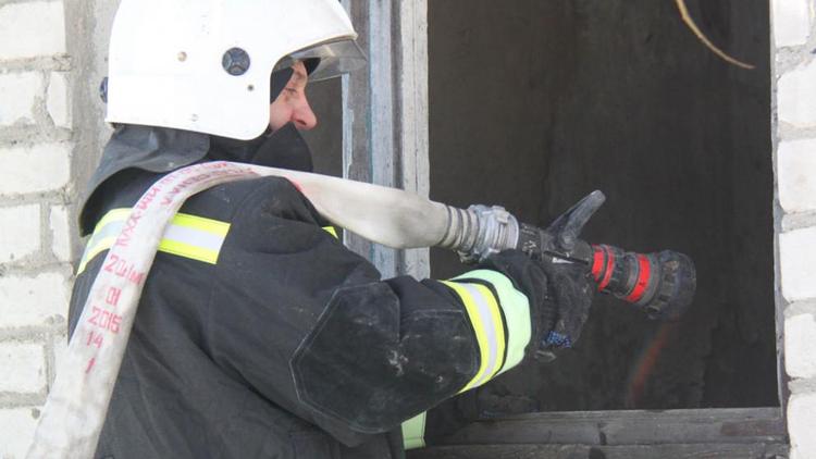 Пожарные потушили здание научно-исследовательской опытной станции РАН в селе Ачикулак