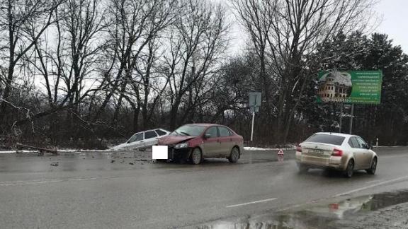 В Ессентуках 12-летняя пассажирка «Фольксвагена Поло» пострадала в ДТП с «ВАЗом»