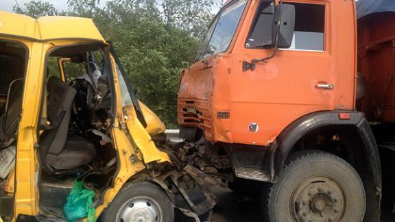 Маршрутка столкнулась с грузовиком: погибли два пассажира в Новоалександровском районе Ставрополья