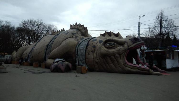 Огромный динозавр охраняет вход в парк Победы Ставрополя