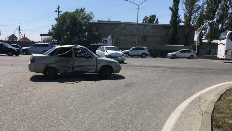 В Ставрополе столкнулись 2 машины: 4 человека ранены