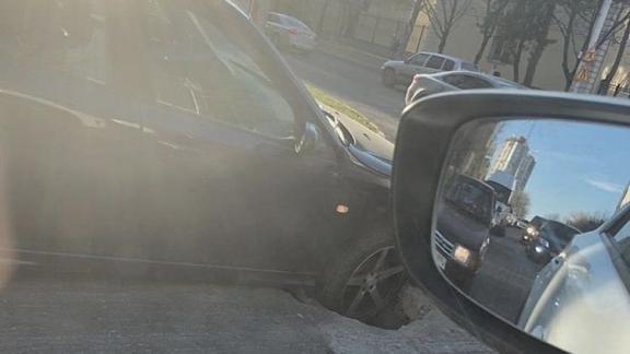 Автомобиль провалился в яму в Ставрополе