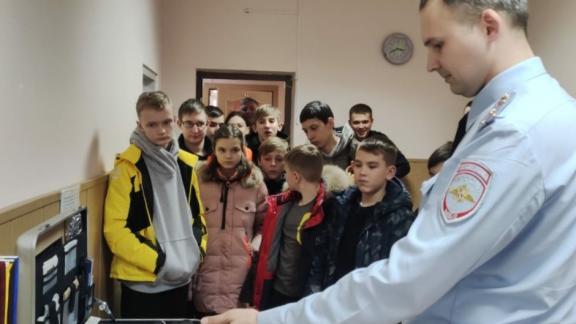 Полицейские Советского округа провели экскурсию для школьников