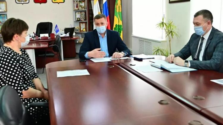 Министр природы Ставрополья провел выездной приём в Будённовском округе