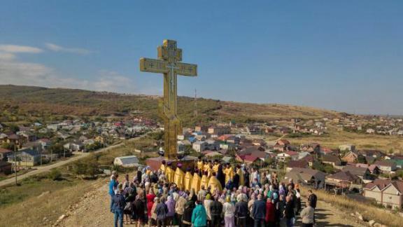 11-метровый поклонный крест установлен на холме близ Минеральных Вод