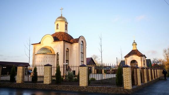 В новом храме ставропольского села Солуно-Дмитриевского прошла первая литургия