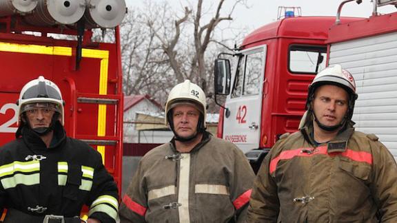 На Ставрополье пожарные вынесли из горящей квартиры двоих детей и их родителей