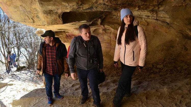 Работы по мотивам первобытного искусства представили студенты Ставрополья в Сырных пещерах КЧР