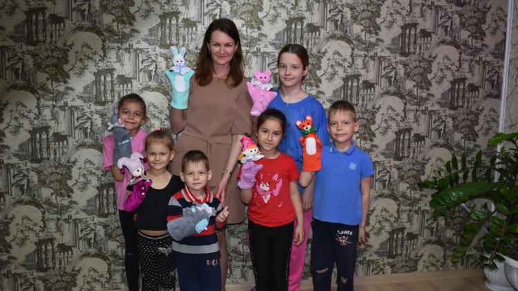 Ставропольские кукольники помогли многодетной семье организовать домашний театр