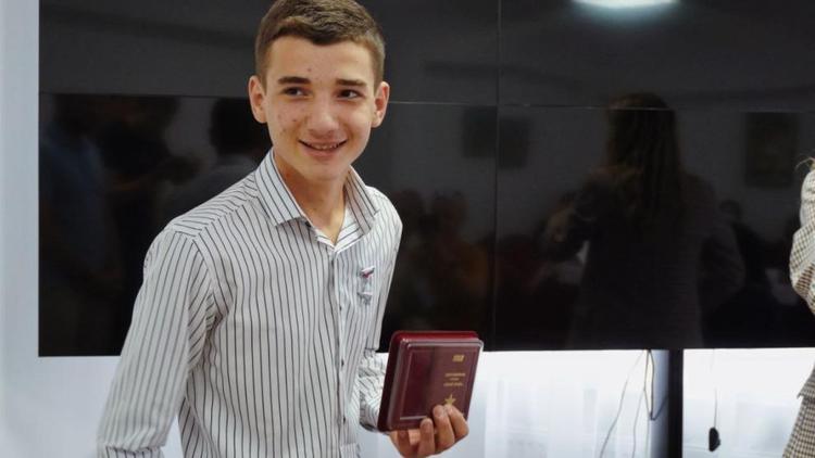 Молодогвардейцы Ставрополья наградили подростка, спасшего тонувшего ребёнка