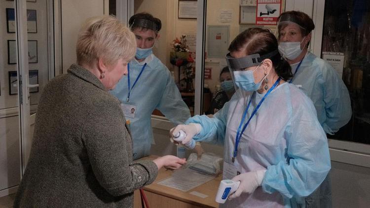 В каждой территории Ставрополья на избирательных участках работает до десятка прививочных пунктов