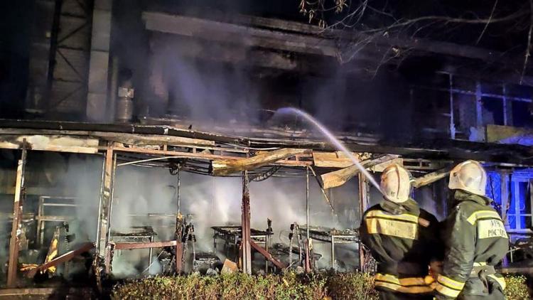 В Пятигорске огонь уничтожил кафе на улице Юлиуса Фучика