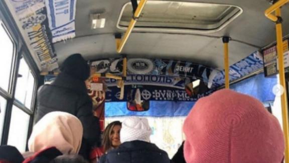 В Ставрополе водитель сделал из автобуса музей футбольной атрибутики