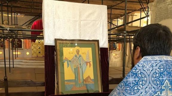 Во Владимирский собор Ставрополя доставили икону с мощами Николая Чудотворца
