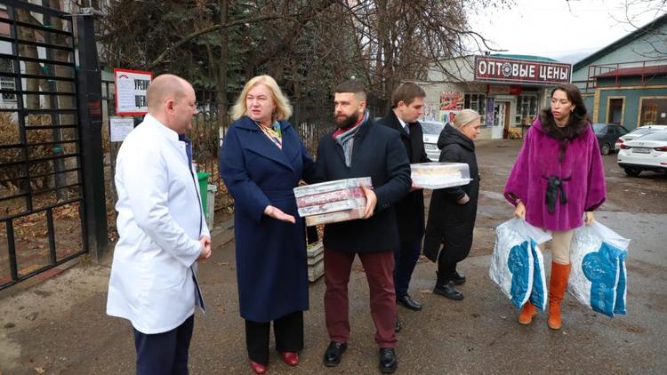 Более 150 комплектов постельного белья передали медикам «красных зон» в Пятигорске
