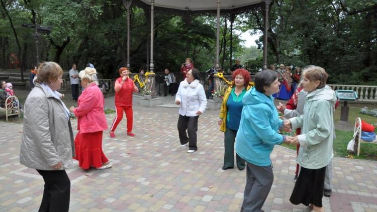 Танцующие пенсионеры в Ессентуках завершили летний сезон прощальным балом
