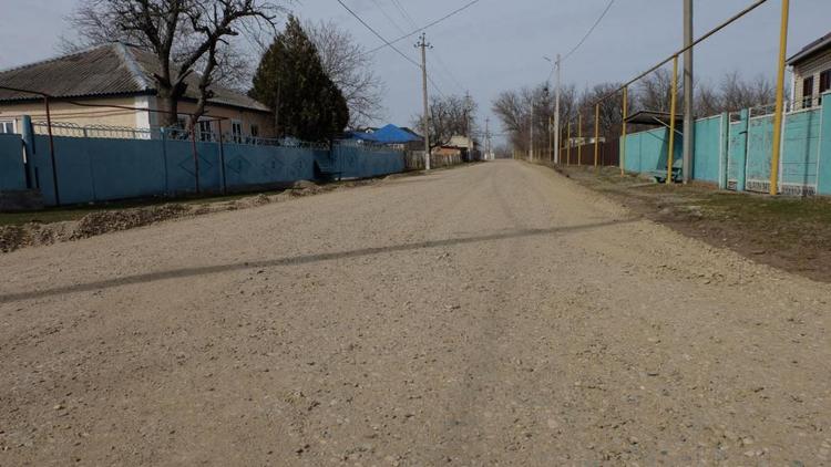 В ауле Кочубеевского округа Ставрополья ремонтируют улицу