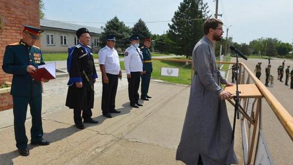 В Будённовске клирик Казанского храма поздравил новобранцев с началом армейской службы